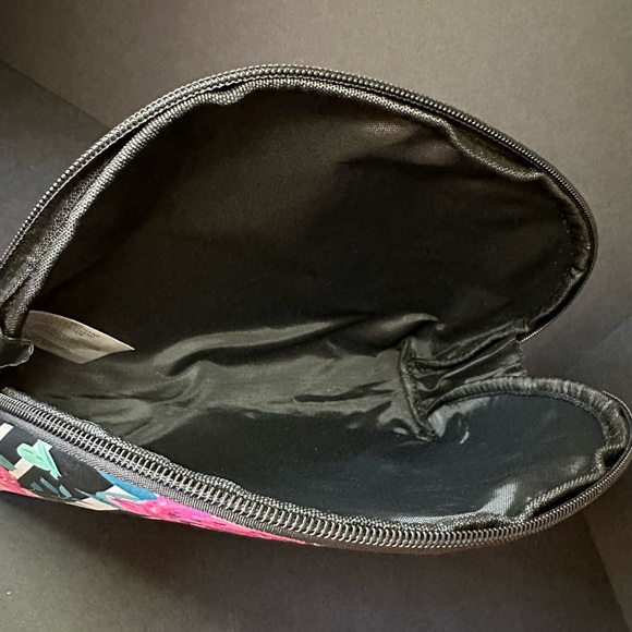 Betsey Johnson cosmetic bag 🌹 - Picture 3 of 7